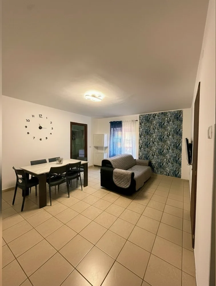Casa Vichy, soggiorno con tavolo, sedie e divano letto