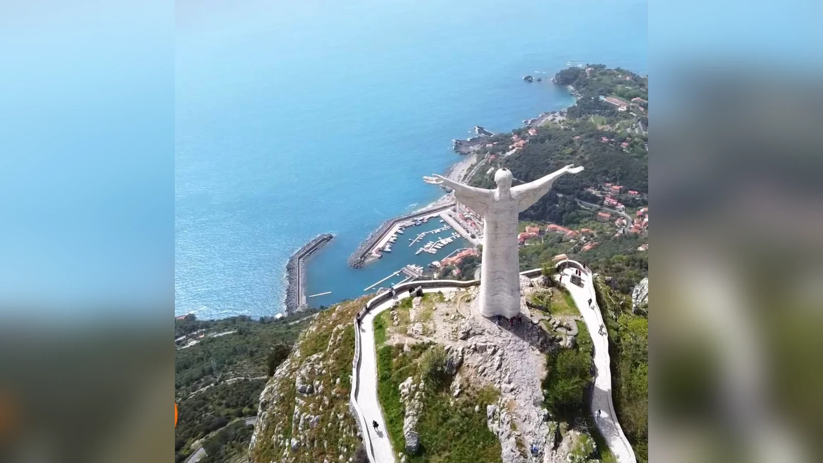 Il Cristo di Maratea sul Monte San Biagio, con il porto e la costa sullo sfondo