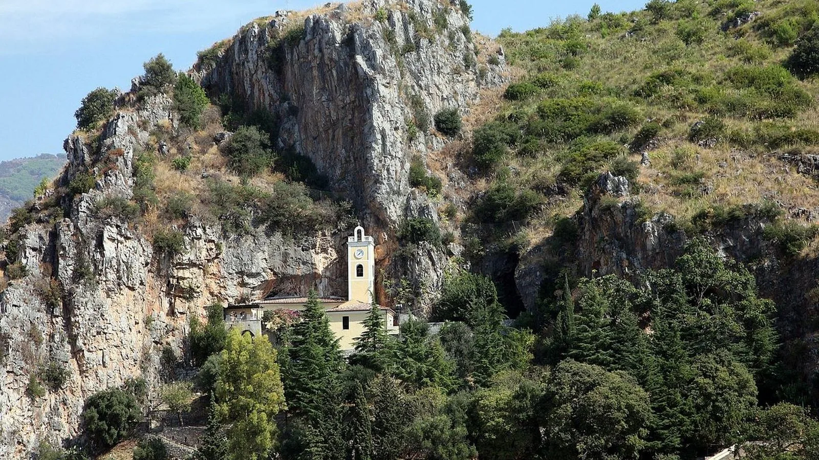 La Madonnina di Praia, nei dintorni di Casa Vichy