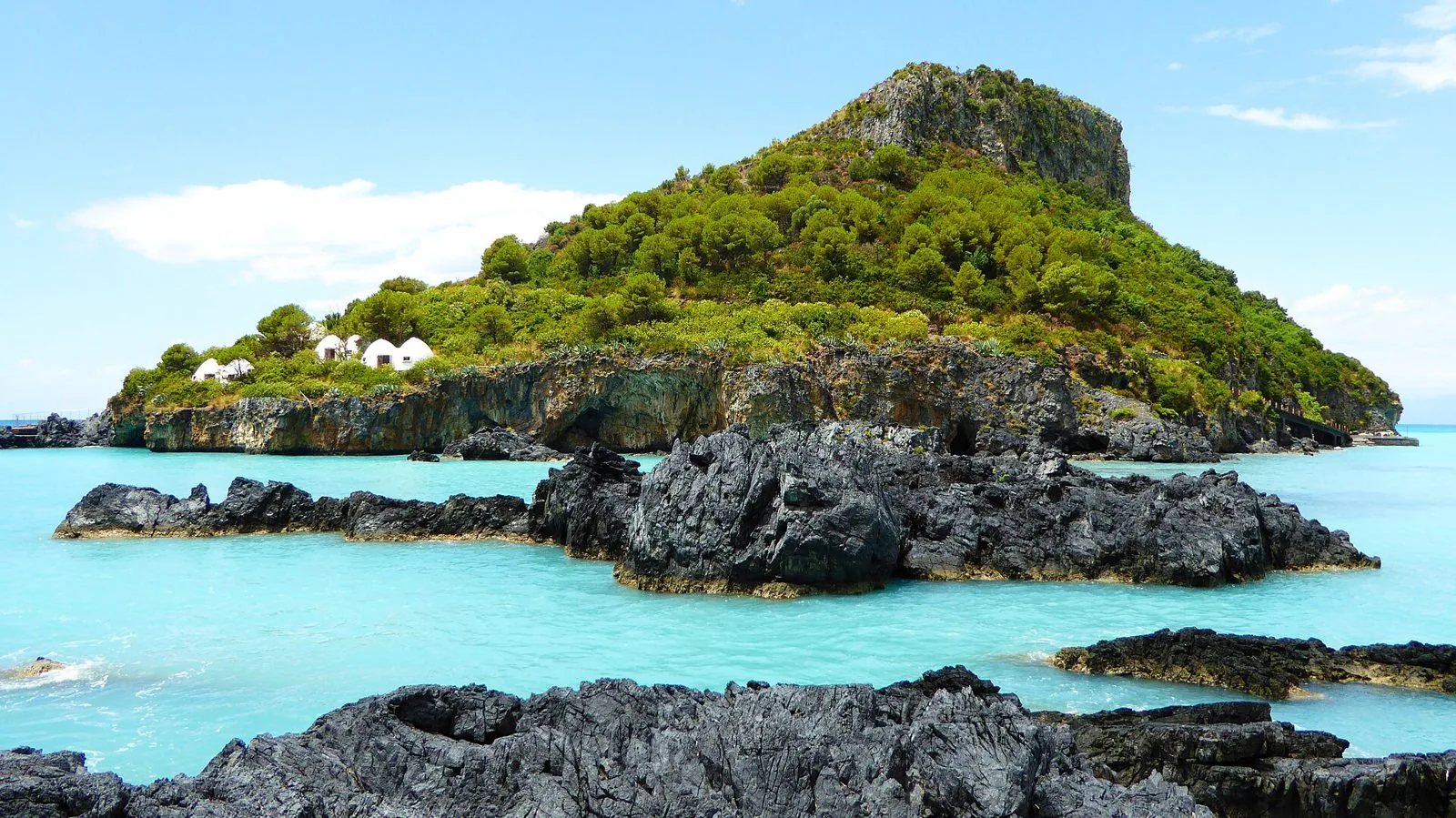 L'Isola di Dino con le sue falesie e il mare turchese, vista dagli scogli di Praia a Mare
