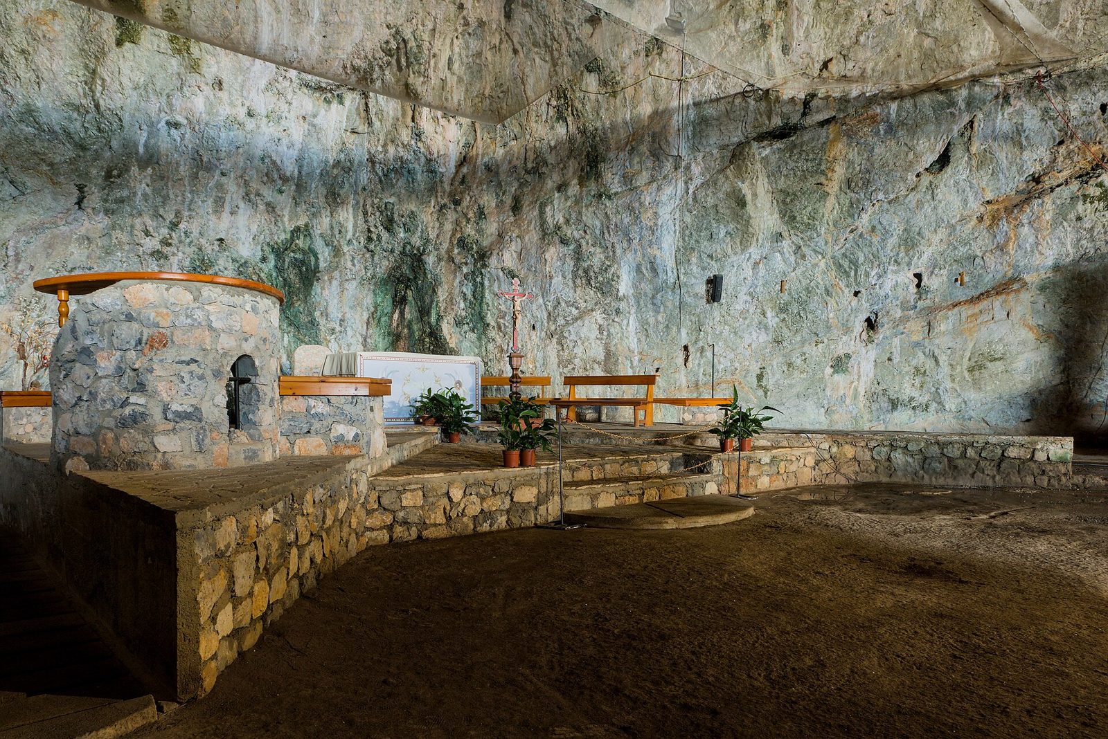 L'interno del Santuario della Madonna della Grotta a Praia a Mare, con l'altare ricavato nella roccia