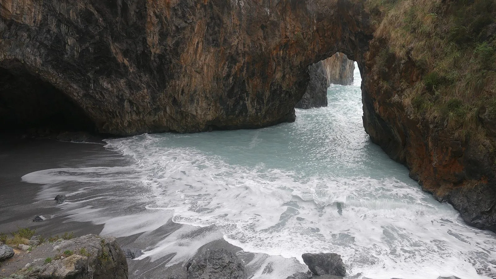 L'Arco Magno di San Nicola Arcella con la caletta e la grotta scavate dal mare
