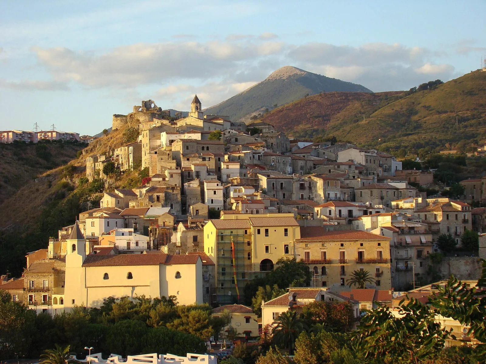 Il centro storico di Scalea arroccato sulla collina, con le case in pietra e i campanili nella luce del tramonto