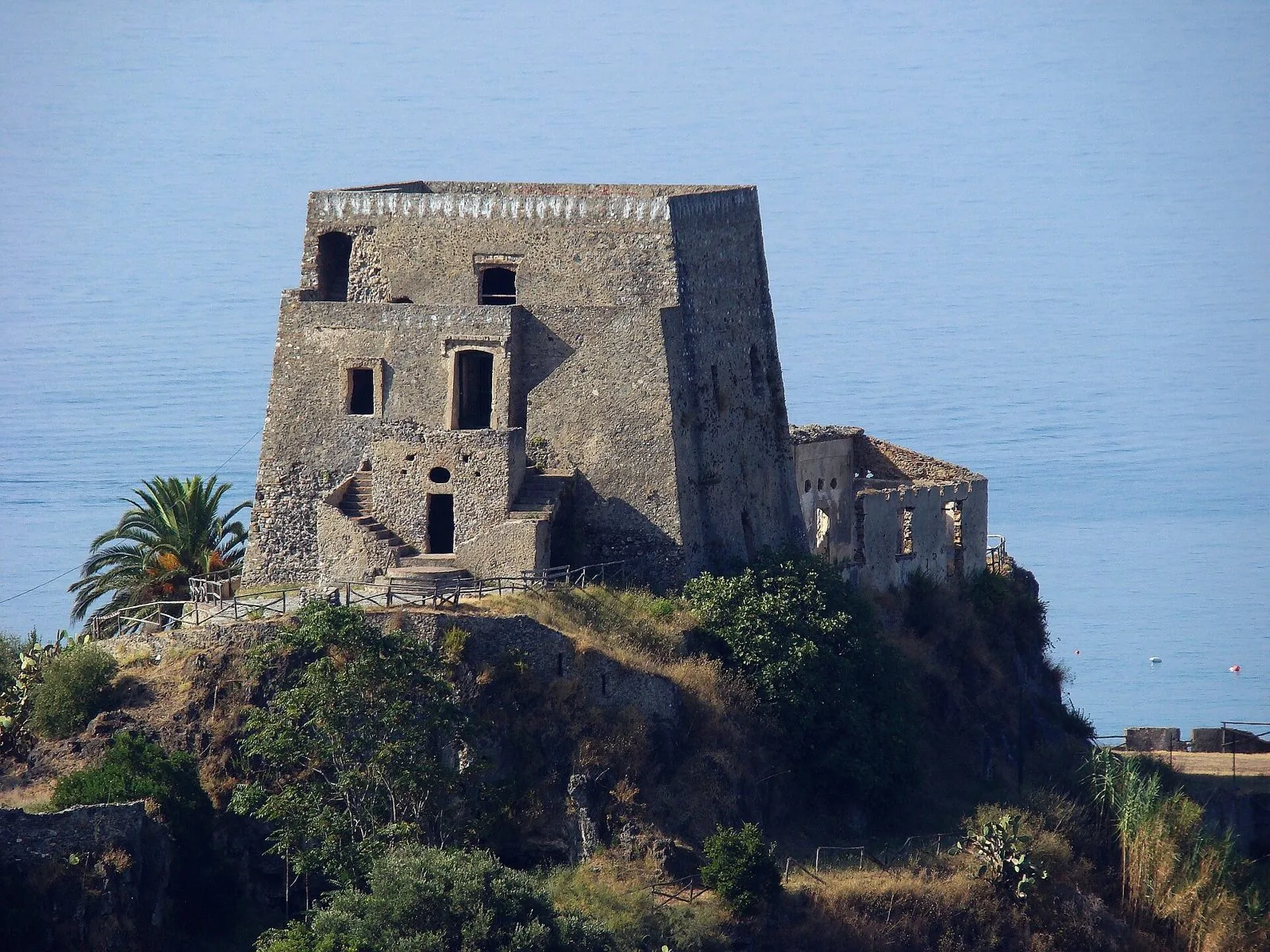 La Torre Talao di Scalea sul suo promontorio roccioso affacciato sul mare