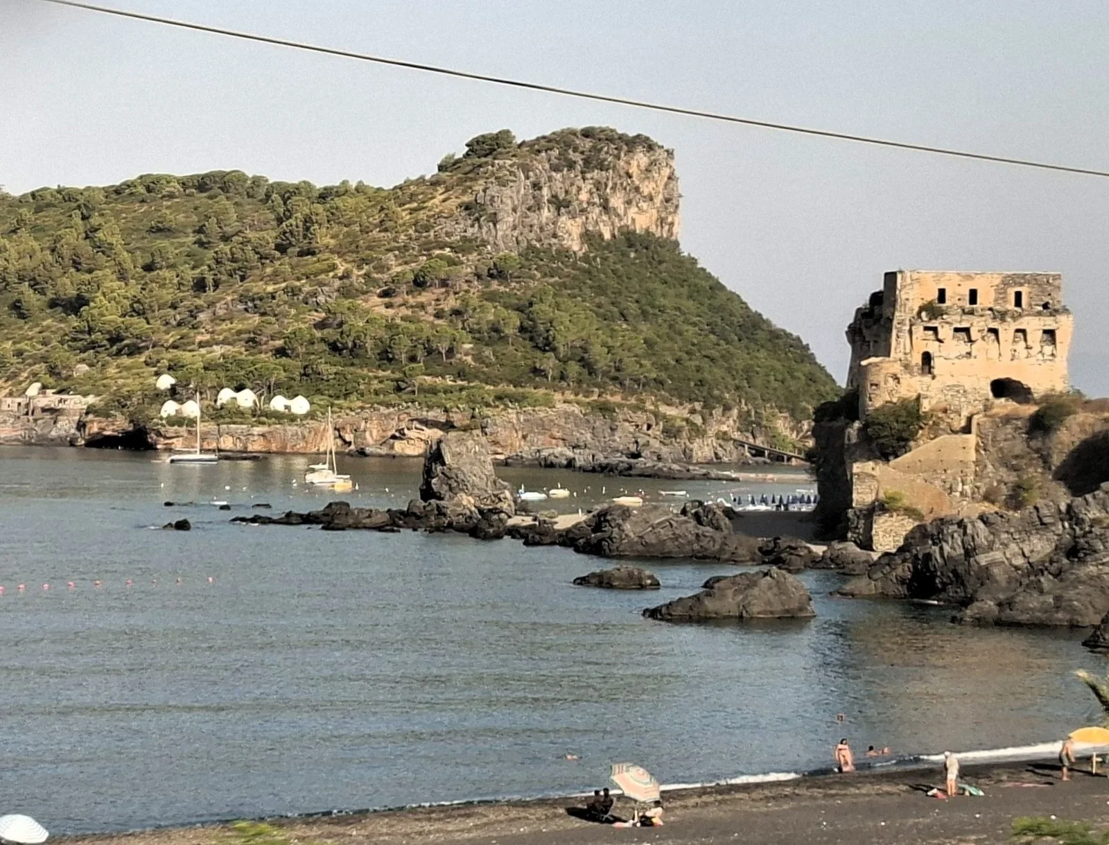 Spiaggia di Fiuzzi con la torre costiera e l'Isola di Dino