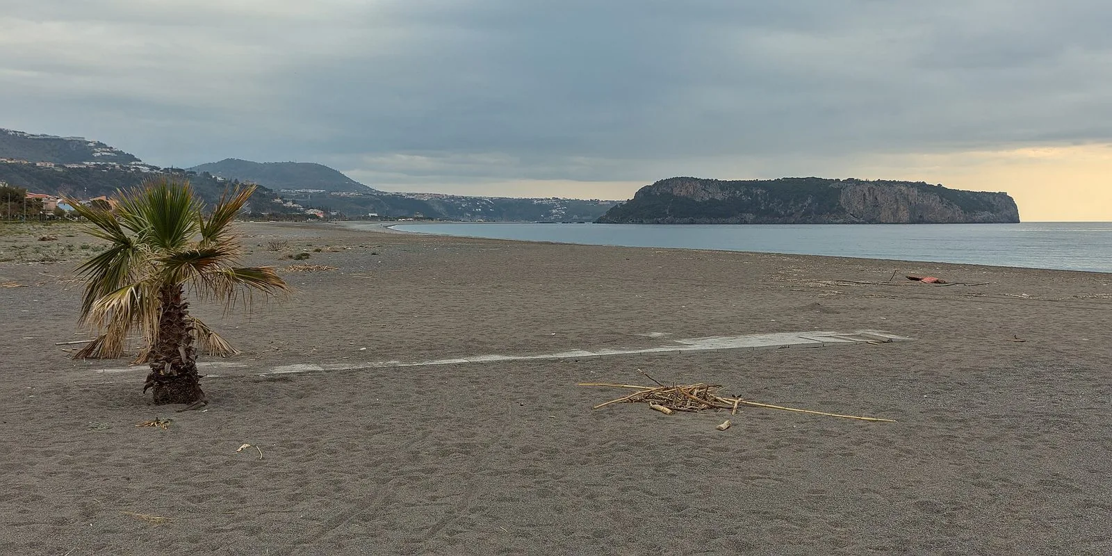 La spiaggia di Praia a Mare fuori stagione con l'Isola di Dino sullo sfondo