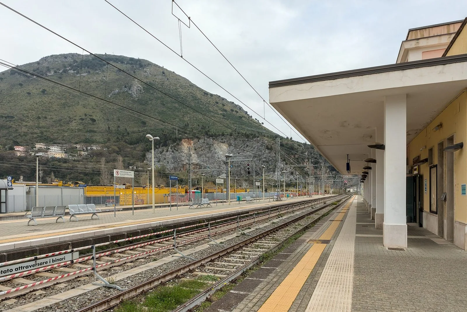 Binari e pensilina della stazione ferroviaria di Praia a Mare
